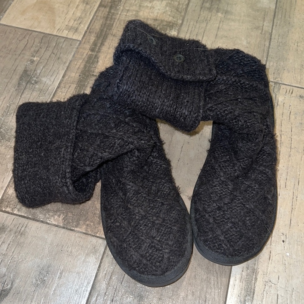 New women’s UGGs black size 5